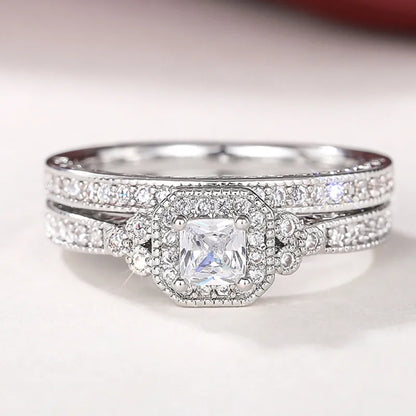Duo de bagues de fiançailles accumulation Liora en argent 925 plaqué or blanc discret et diamants à plat.