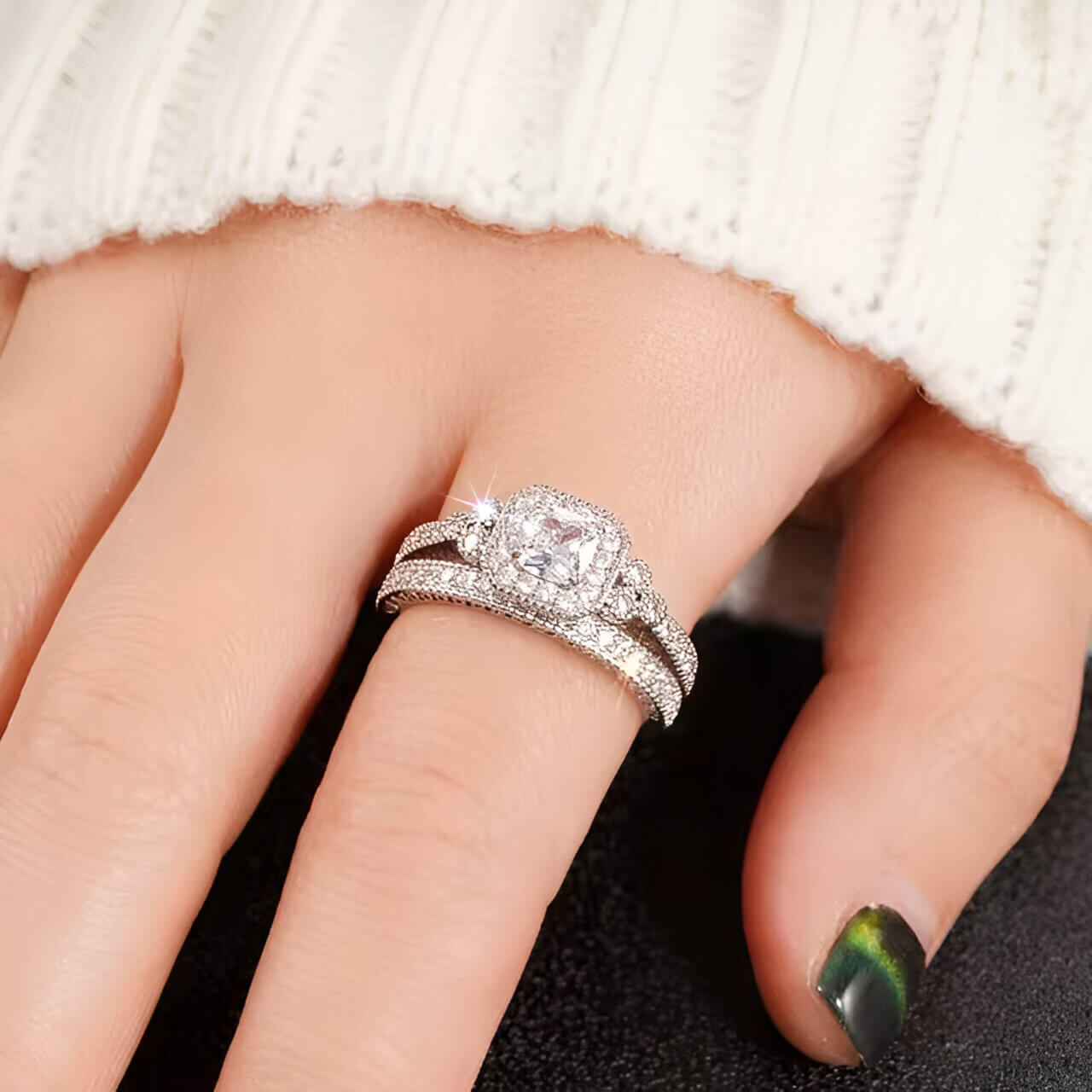 Duo de bagues de fiançailles accumulation Liora en argent 925 plaqué or blanc raffiné et diamants porté au doigt d'une femme vue de proche.