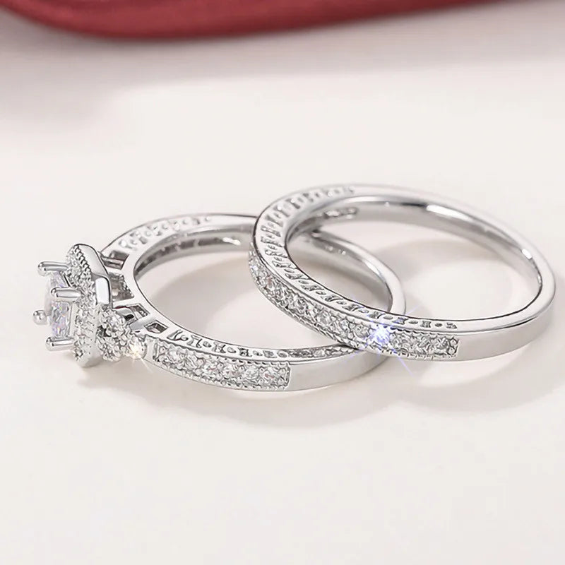 Duo de bagues de fiançailles accumulation Liora en argent 925 plaqué or blanc et diamants posé vue de côté.