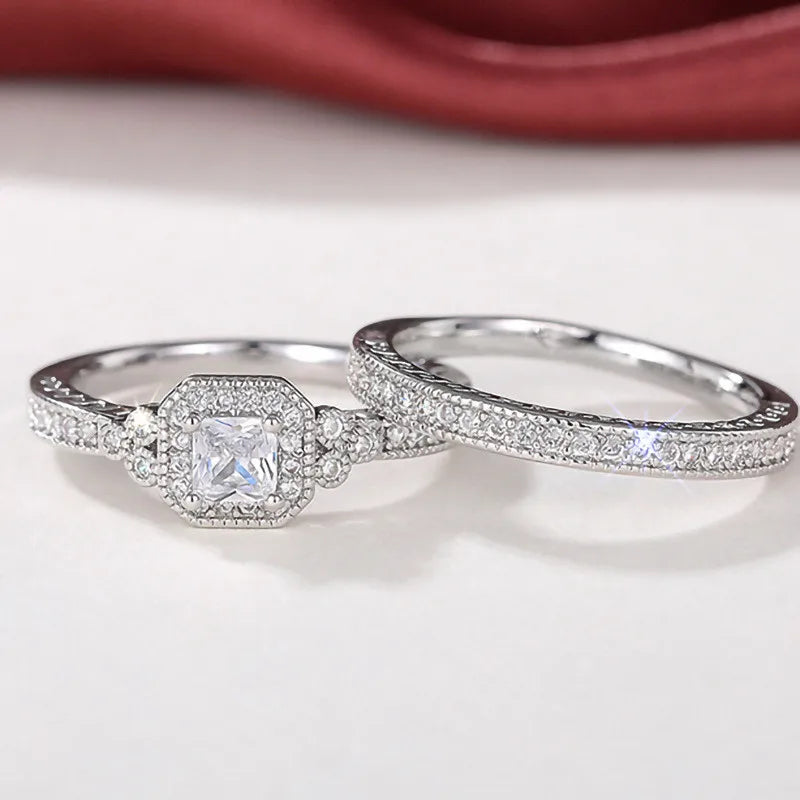 Duo de bagues de fiançailles accumulation Liora en argent 925 plaqué or blanc et diamants brillants posé vue de face.