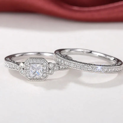Duo de bagues de fiançailles accumulation Liora en argent 925 plaqué or blanc et diamants brillants posé vue de face.