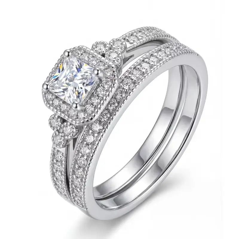 Duo de bagues de fiançailles accumulation Liora en argent 925 plaqué or blanc et diamants sur fond blanc.