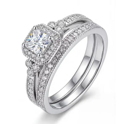 Duo de bagues de fiançailles accumulation Liora en argent 925 plaqué or blanc et diamants sur fond blanc.
