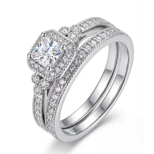Duo de bagues de fiançailles accumulation Liora en argent 925 plaqué or blanc et diamants sur fond blanc.