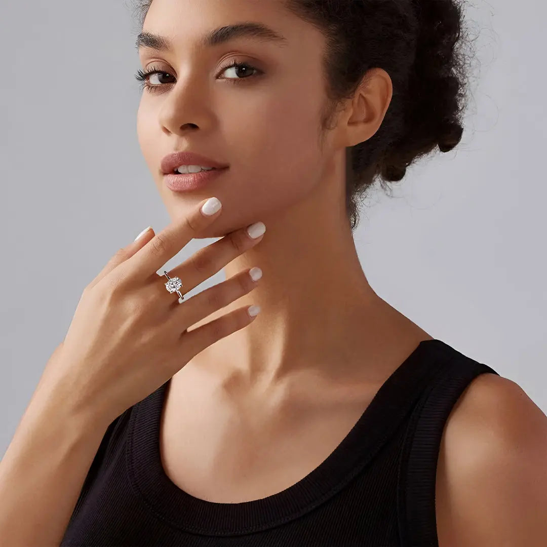 Femme brune portant la bague de fiançailles en argent sterling 925 multi diamants, plaquée or blanc 18K - Élégance et sophistication pour votre demande de fiançailles en argent.