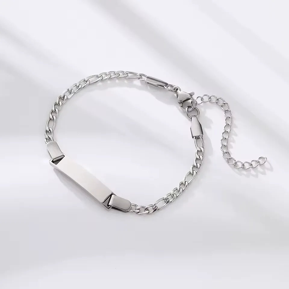 Gourmette chaîne cubaine ajustable en acier plaqué titane vue du dessus.