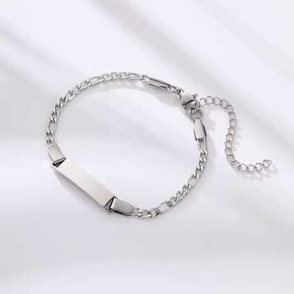 Gourmette chaîne cubaine ajustable en acier plaqué titane vue du dessus.