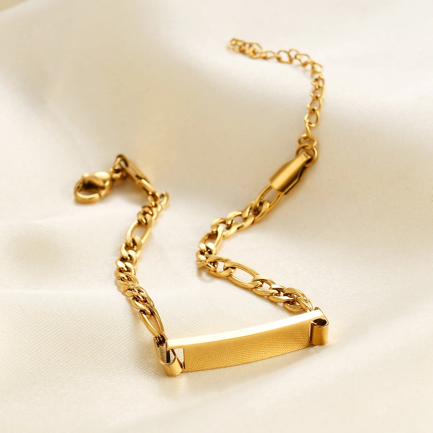 Gourmette chaîne cubaine ajustable en acier doré posé.