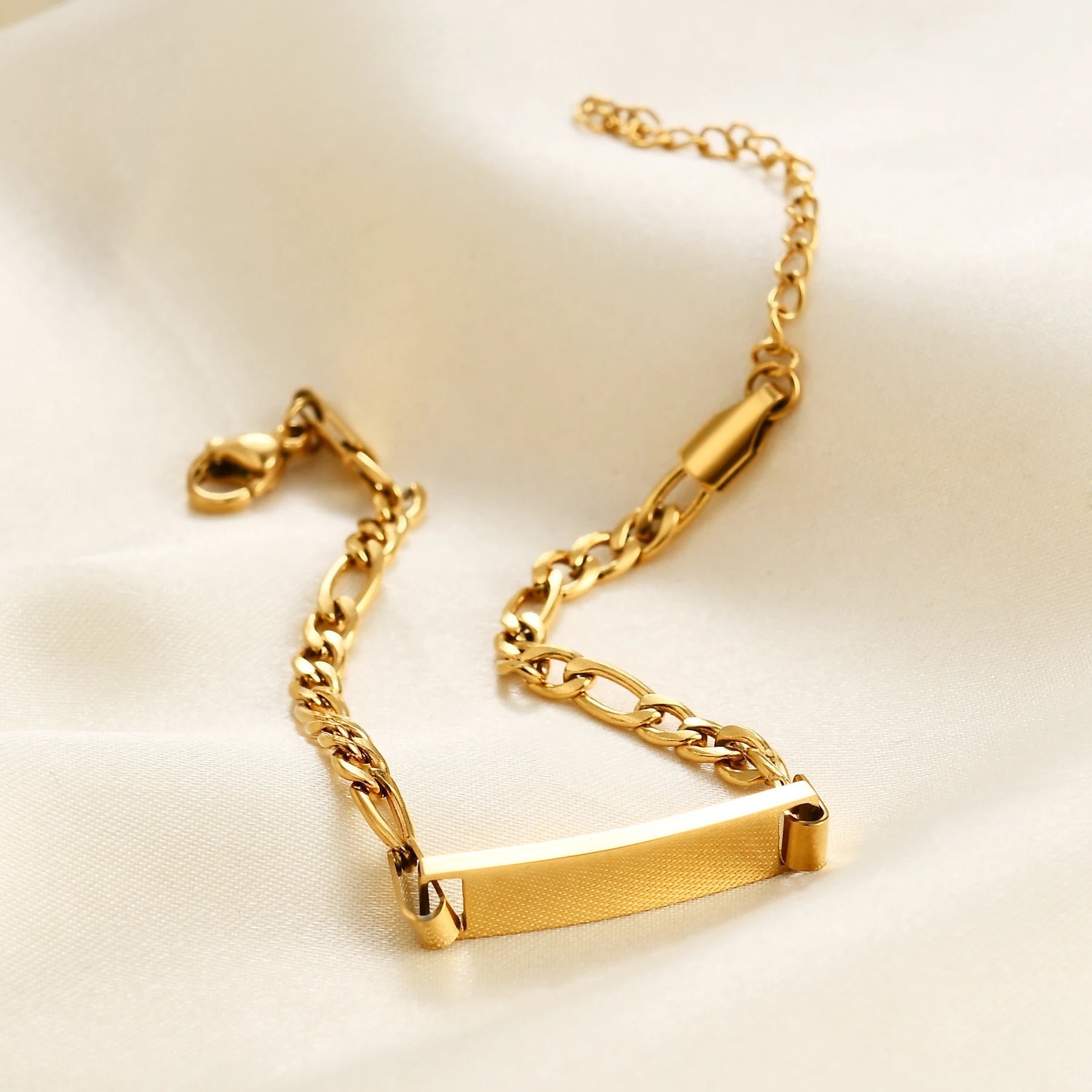 Gourmette chaîne cubaine ajustable en acier doré posé.