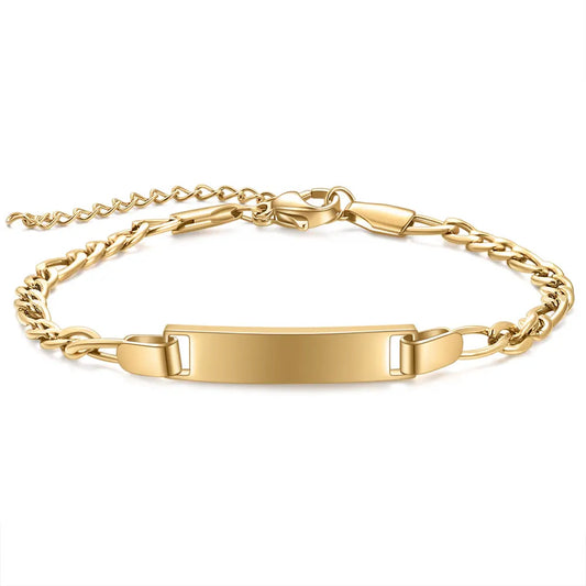 Gourmette chaîne cubaine ajustable en acier doré sur fond blanc.