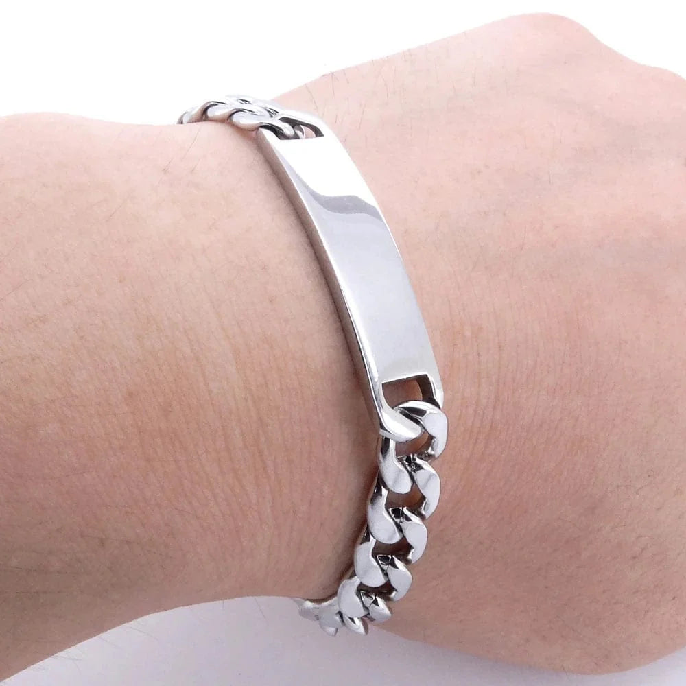 Gourmette maille cubaine en acier 316L plaqué argent 925 porté au poignet d'un homme vue de proche.