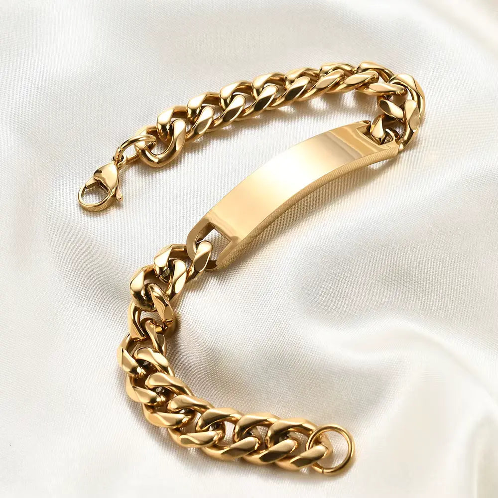 Gourmette maille cubaine en acier plaqué or jaune étalé.