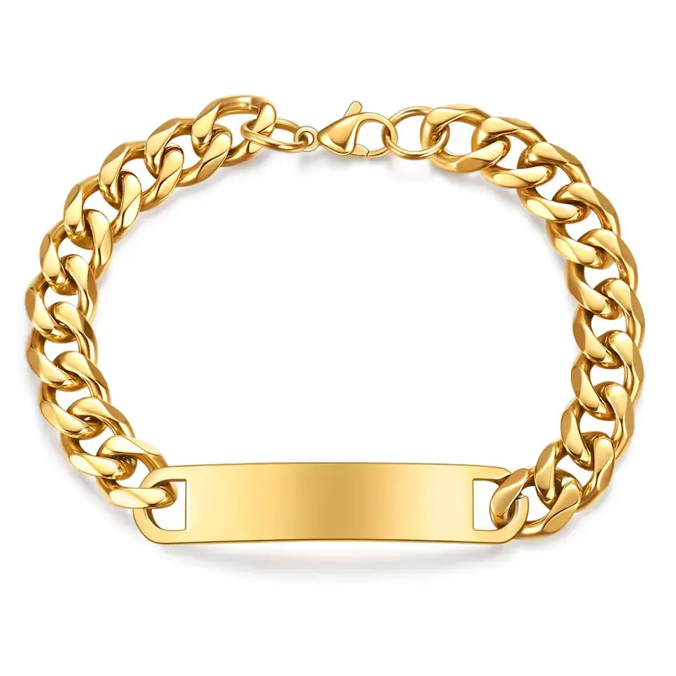 Gourmette maille cubaine en acier plaqué or jaune sur fond blanc.