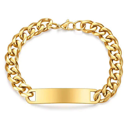 Gourmette maille cubaine en acier plaqué or jaune sur fond blanc.