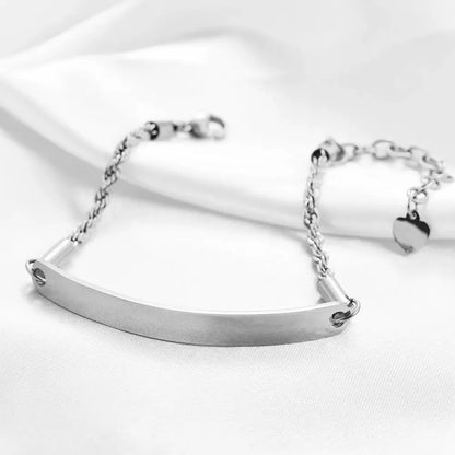 Gourmette maille torsadée en acier inoxydable plaqué titane blanc ouvert.