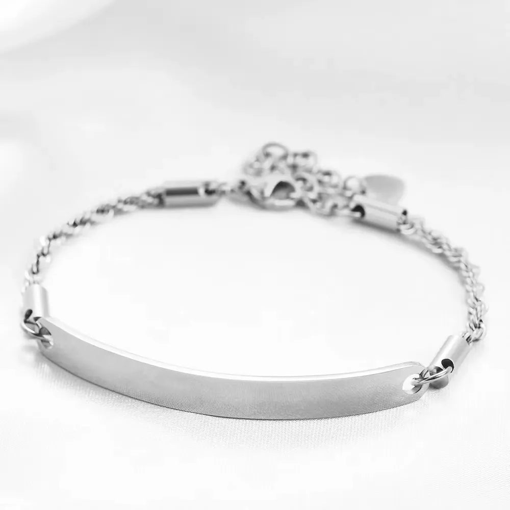 Gourmette maille torsadée en acier inoxydable plaqué titane blanc à plat.