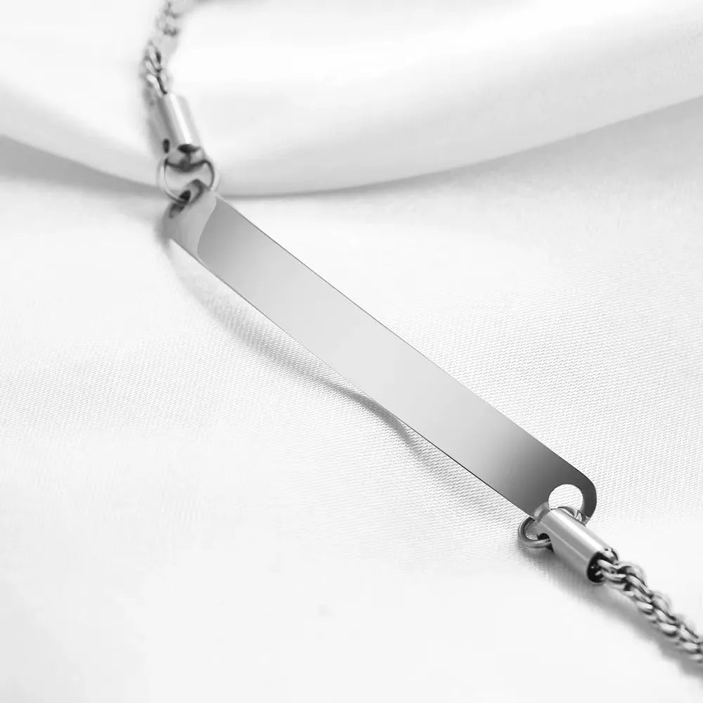 Gourmette maille torsadée en acier inoxydable plaqué titane blanc vue rapprochée.