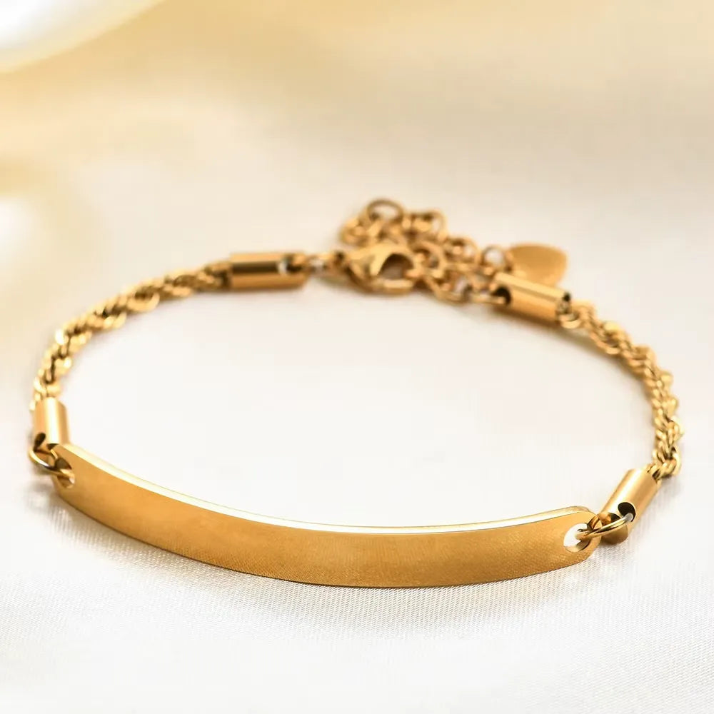 Gourmette maille torsadée en acier inoxydable plaqué or jaune à plat.