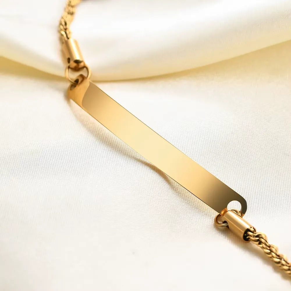 Gourmette maille torsadée en acier inoxydable plaqué or jaune vue rapprochée.