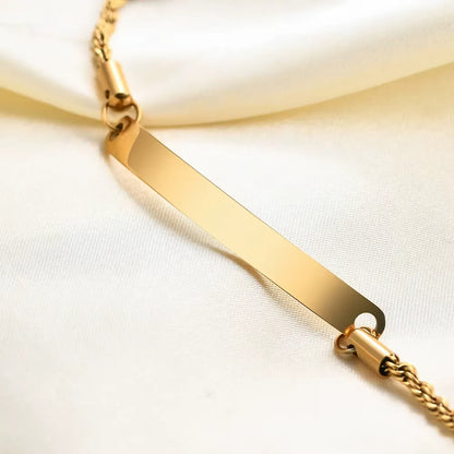 Gourmette maille torsadée en acier inoxydable plaqué or jaune vue rapprochée.