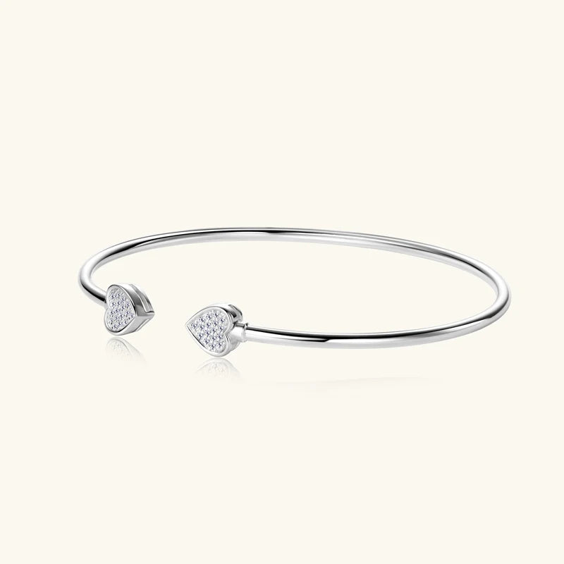 Jonc double cœur argenté Elvaëlys en argent 925 plaqué or blanc et moissanites vue de côté.