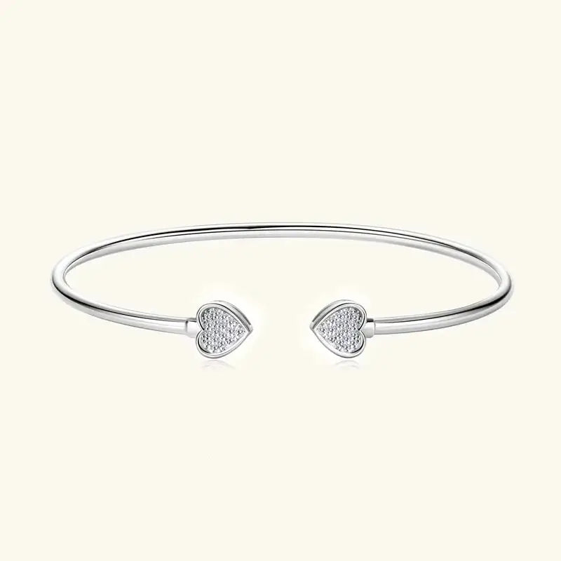 Jonc double cœur argenté Elvaëlys en argent 925 plaqué or blanc et moissanites vue de face.