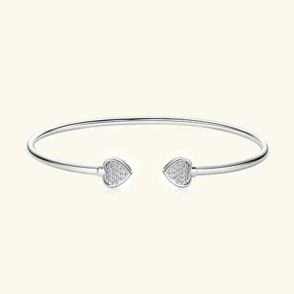 Jonc double cœur argenté Elvaëlys en argent 925 plaqué or blanc et moissanites vue de face.