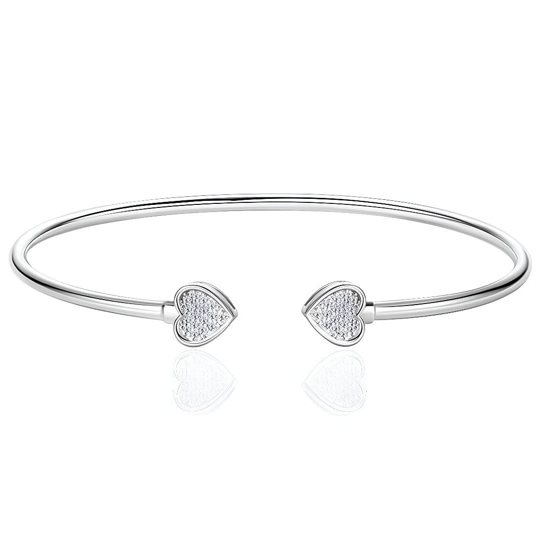 Jonc double cœur argenté Elvaëlys en argent 925 plaqué or blanc et moissanites sur fond blanc.