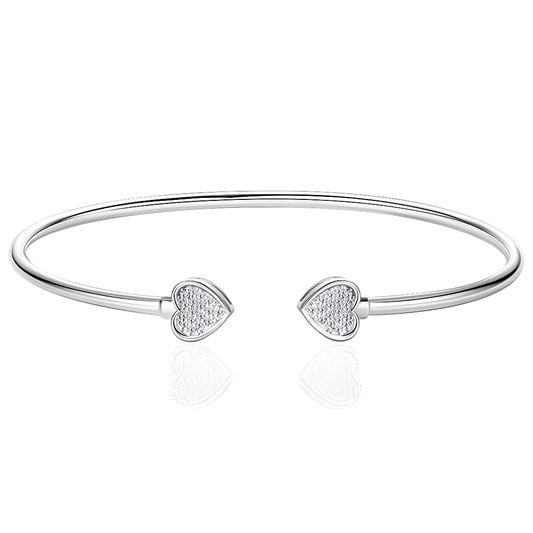 Jonc double cœur argenté Elvaëlys en argent 925 plaqué or blanc et moissanites sur fond blanc.