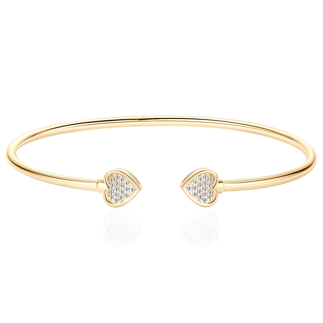 Jonc duo cœur doré en argent plaqué or jaune lumineux et diamants en moissanite sur fond blanc.