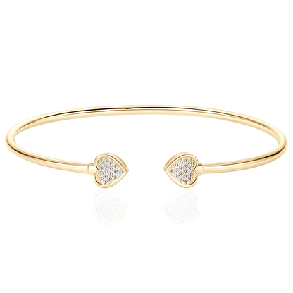 Jonc duo cœur doré en argent plaqué or jaune lumineux et diamants en moissanite sur fond blanc.