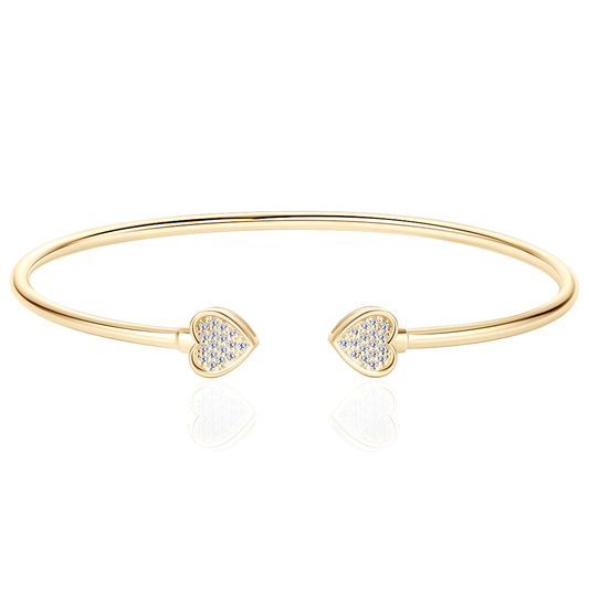 Jonc duo cœur doré en argent plaqué or jaune lumineux et diamants en moissanite sur fond blanc.