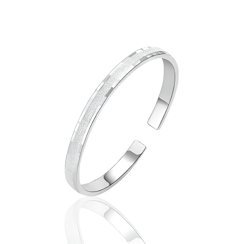 Jonc fin granulé en argent sterling 925 sur fond blanc.