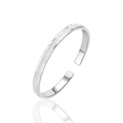 Jonc fin granulé en argent sterling 925 sur fond blanc.