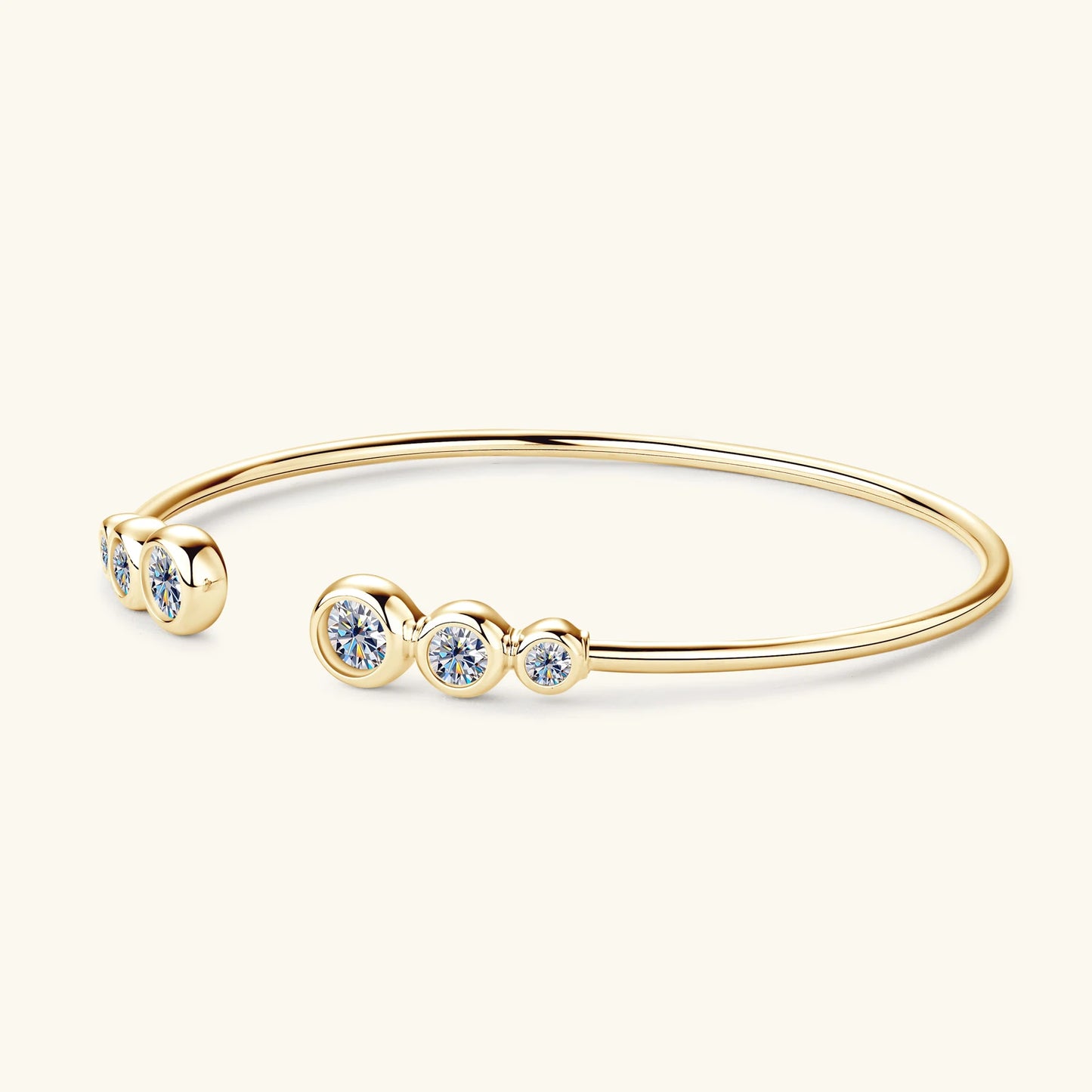 Bracelet jonc fin en argent sterling plaqué or jaune et diamants sertis clos vue de côté.