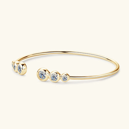Bracelet jonc fin en argent sterling plaqué or jaune et diamants sertis clos vue de côté.