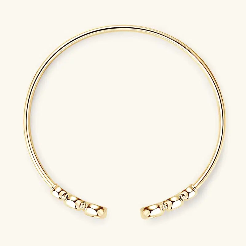 Bracelet jonc fin serti clos en argent sterling 925 plaqué or jaune et diamants vue du dessus.