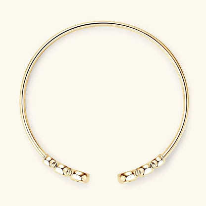 Bracelet jonc fin serti clos en argent sterling 925 plaqué or jaune et diamants vue du dessus.