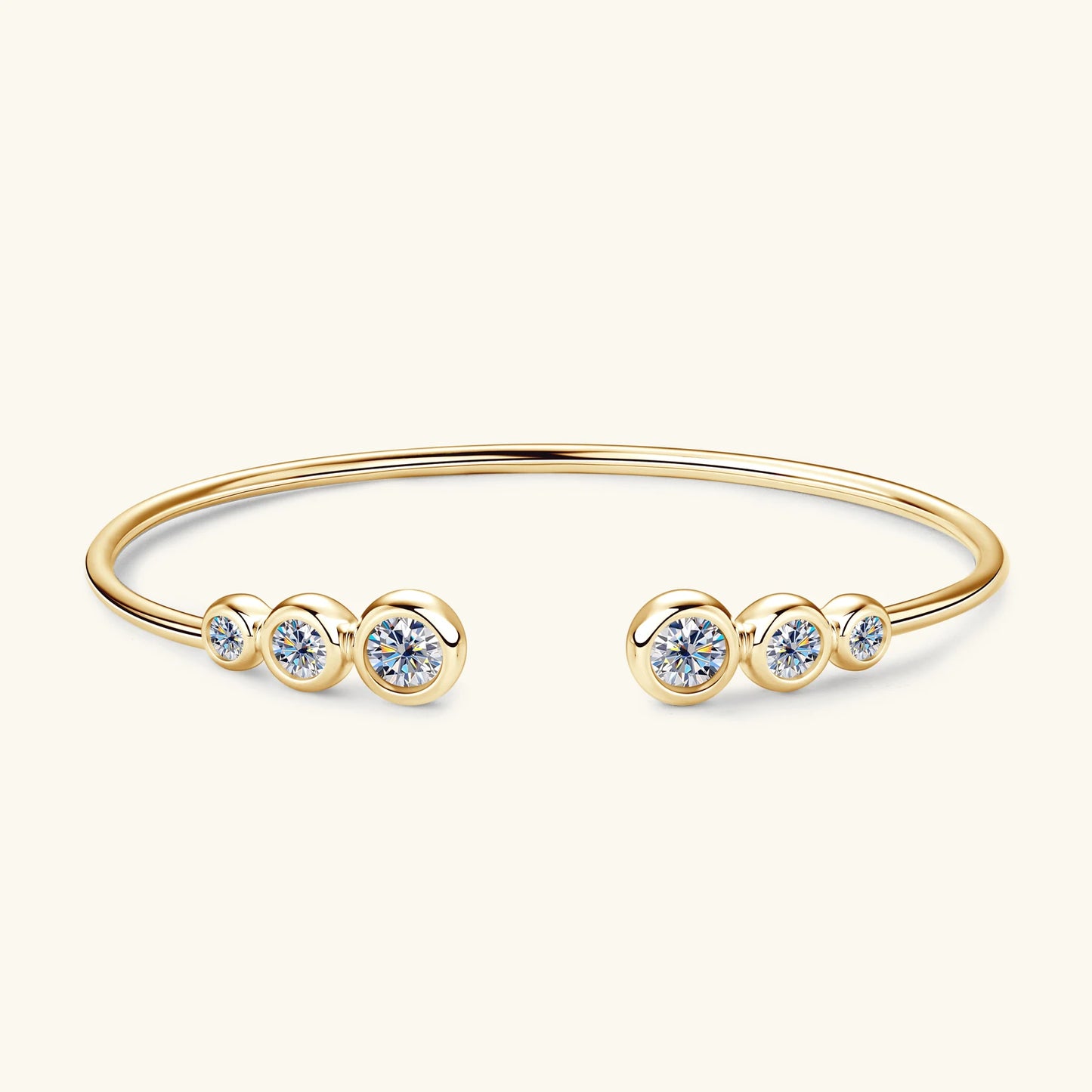 Bracelet jonc fin en argent 925 plaqué or jaune et diamants sertis clos vue de face.