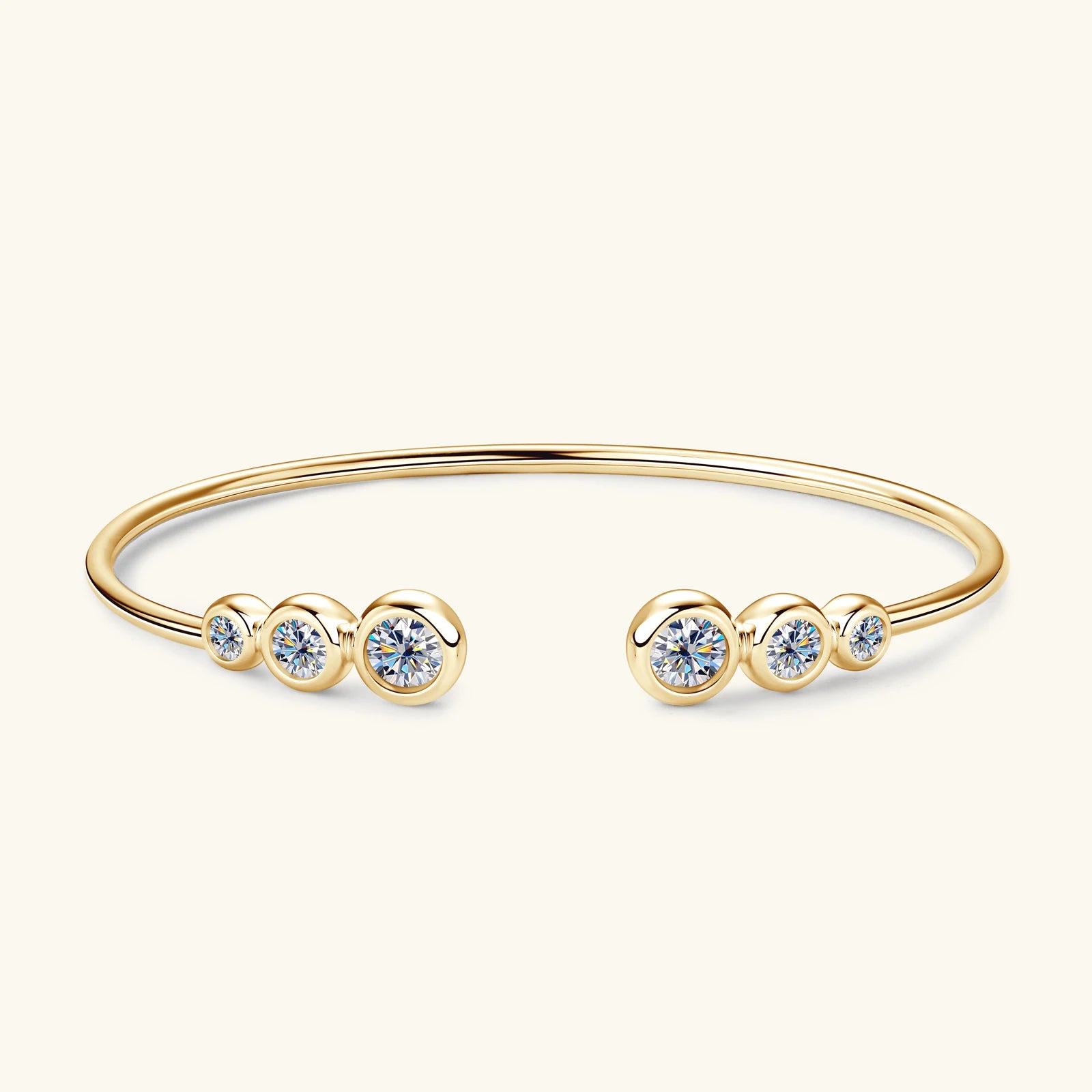 Bracelet jonc fin en argent 925 plaqué or jaune et diamants sertis clos vue de face.