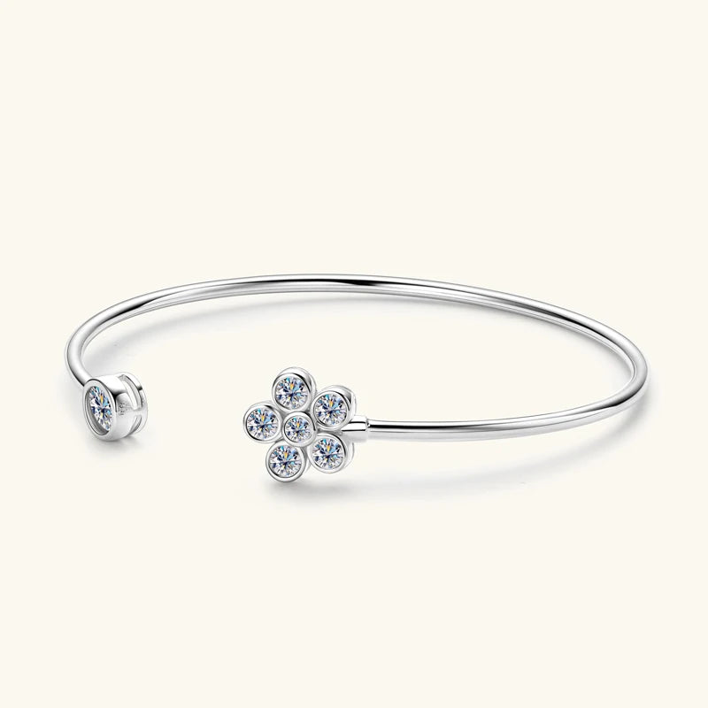 Bracelet jonc fleur Véraë en argent plaqué or blanc et moissanites serties clos vue de côté.