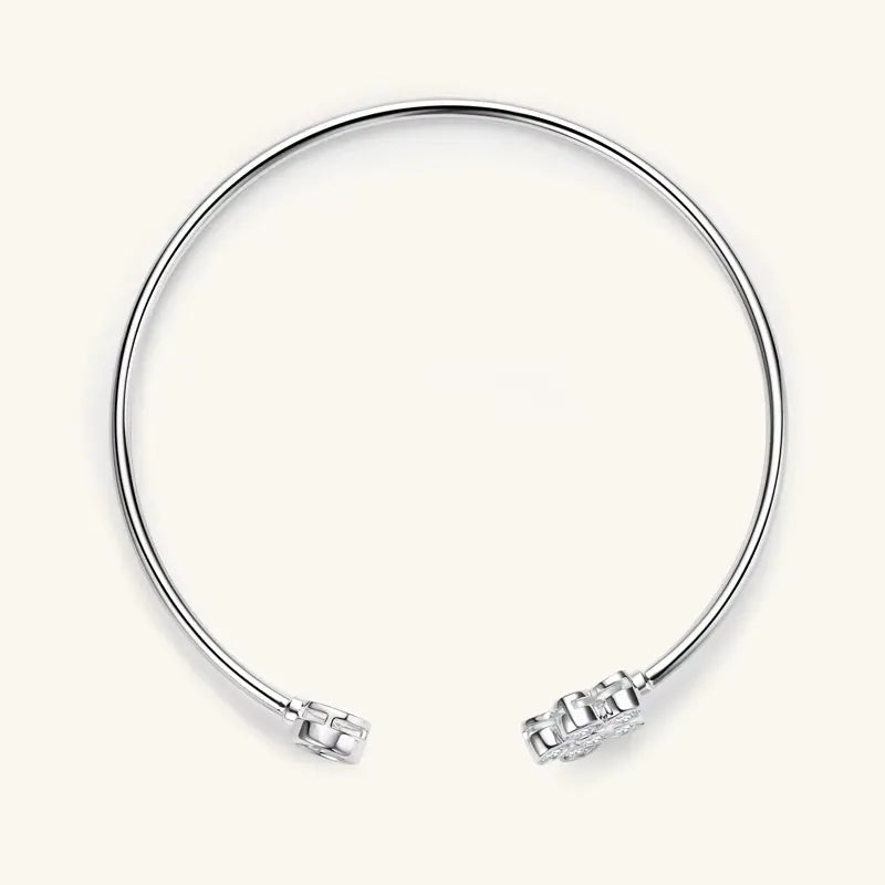 Bracelet jonc fleur Véraë en argent plaqué or blanc et moissanites serties clos vue du dessus.