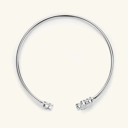 Bracelet jonc fleur Véraë en argent plaqué or blanc et moissanites serties clos vue du dessus.
