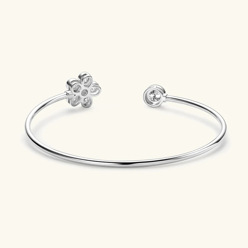 Bracelet jonc fleur Véraë en argent plaqué or blanc et moissanites serties clos vue de dos.