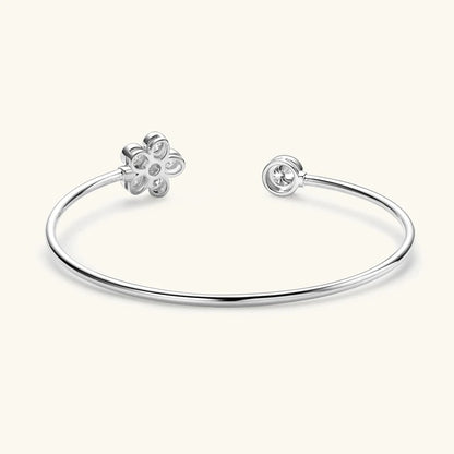 Bracelet jonc fleur Véraë en argent plaqué or blanc et moissanites serties clos vue de dos.