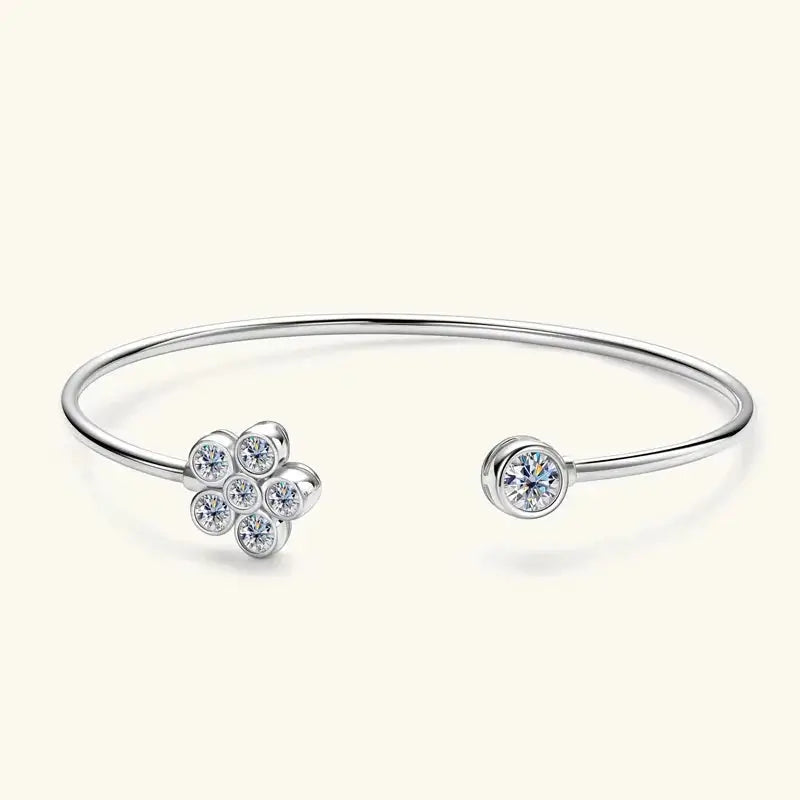 Bracelet jonc fleur Véraë en argent plaqué or blanc et moissanites serties clos vue de face.