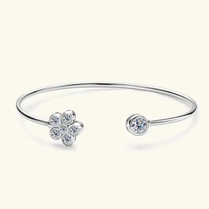 Bracelet jonc fleur Véraë en argent plaqué or blanc et moissanites serties clos vue de face.