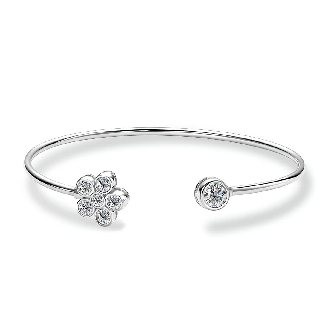 Bracelet jonc fleur Véraë en argent plaqué or blanc et moissanites serties clos sur fond blanc.