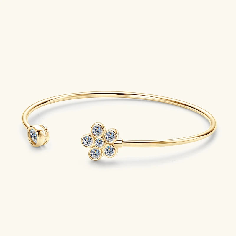 Bracelet jonc floral en argent plaqué or jaune et diamants en moissanite vue de côté.