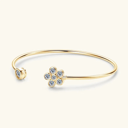 Bracelet jonc floral en argent plaqué or jaune et diamants en moissanite vue de côté.
